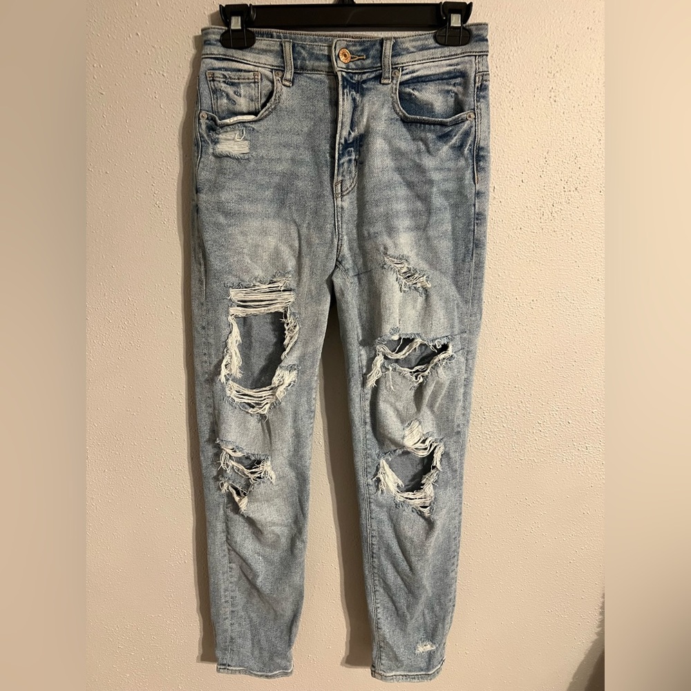 AE MOM JEANS DISTRESSED